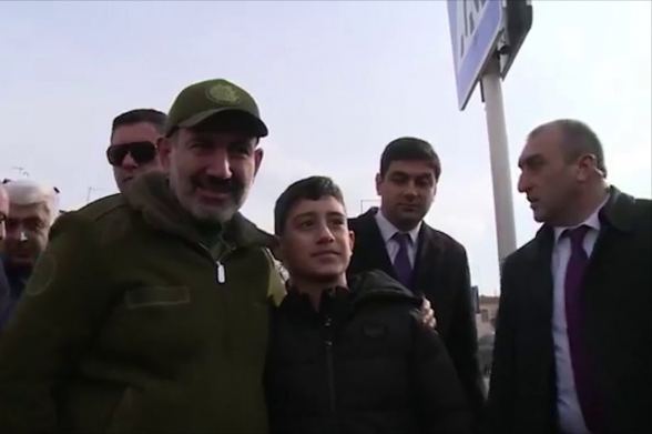 Էդ լվացքը շենքի հետևը փռեք. Փաշինյանը՝ գյումրեցուն